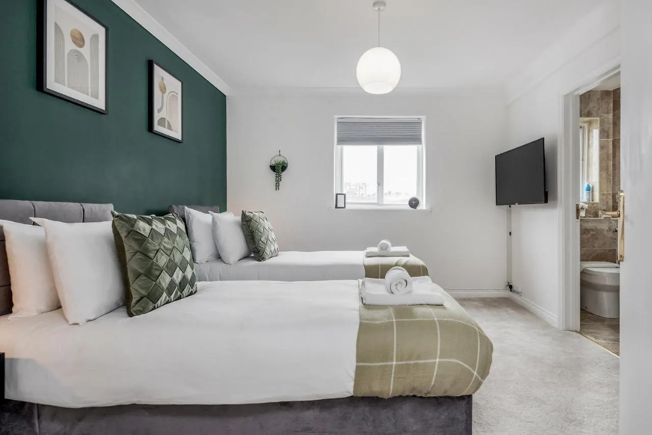 Large Penthouse By Damask Homes With Parking Redbridge United Kingdom