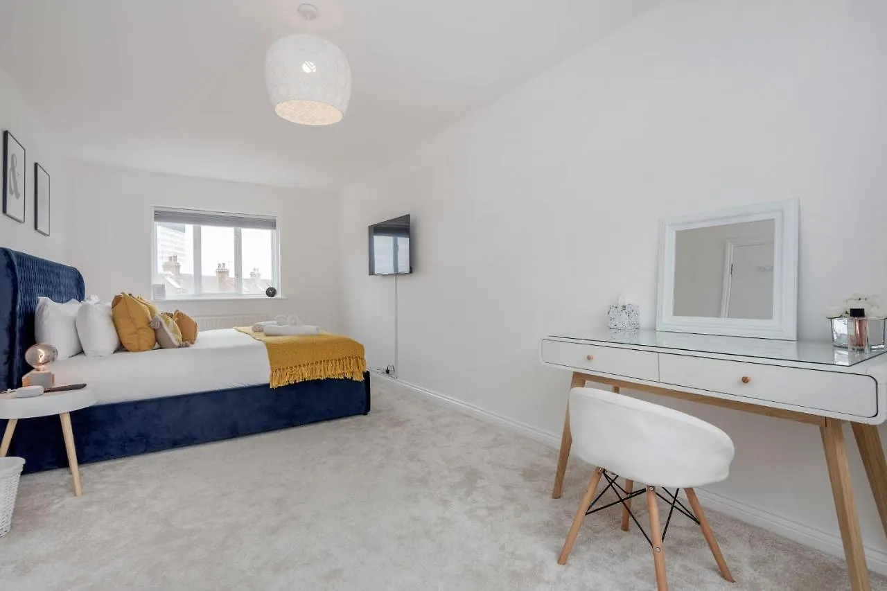 Large Penthouse By Damask Homes With Parking Redbridge Apartment