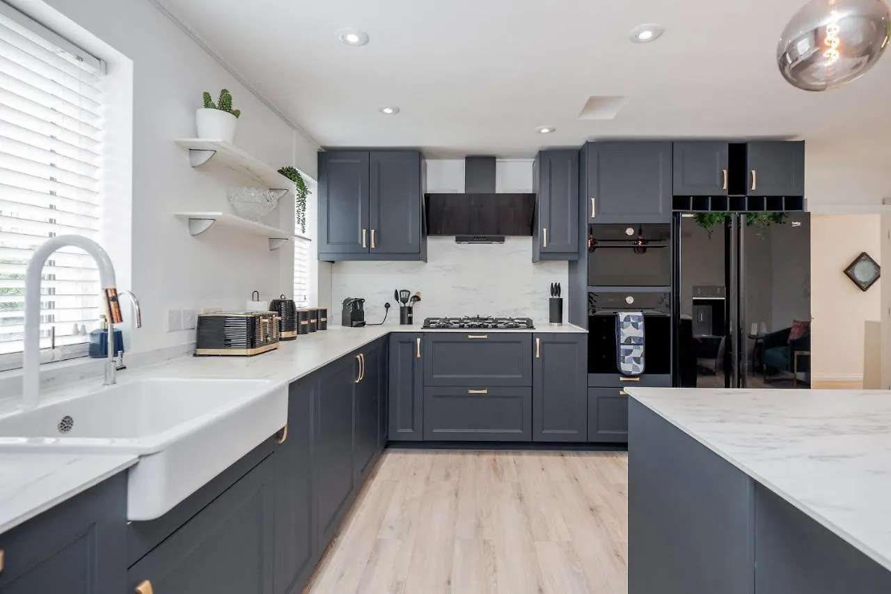 Large Penthouse By Damask Homes With Parking Redbridge Apartment