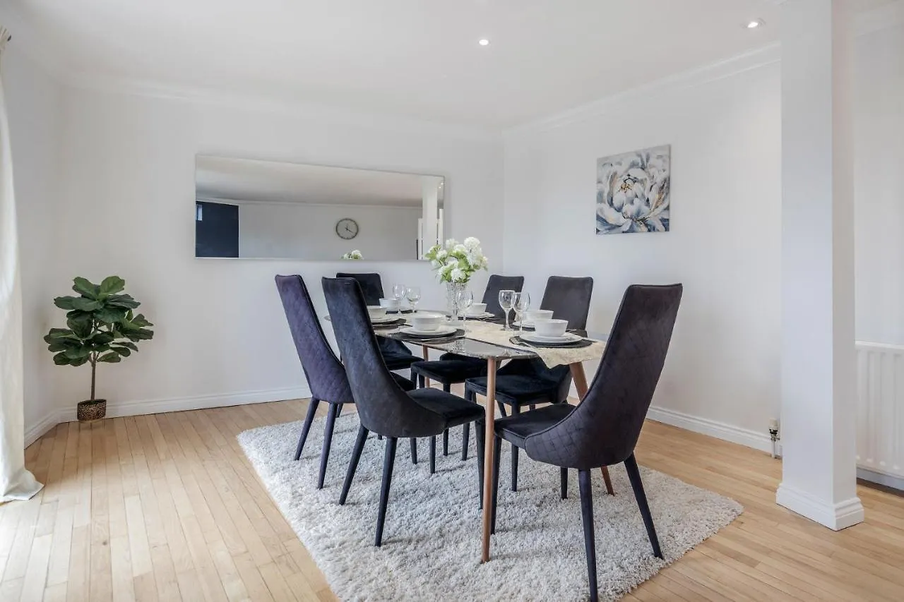 Large Penthouse By Damask Homes With Parking Redbridge 0*,  United Kingdom