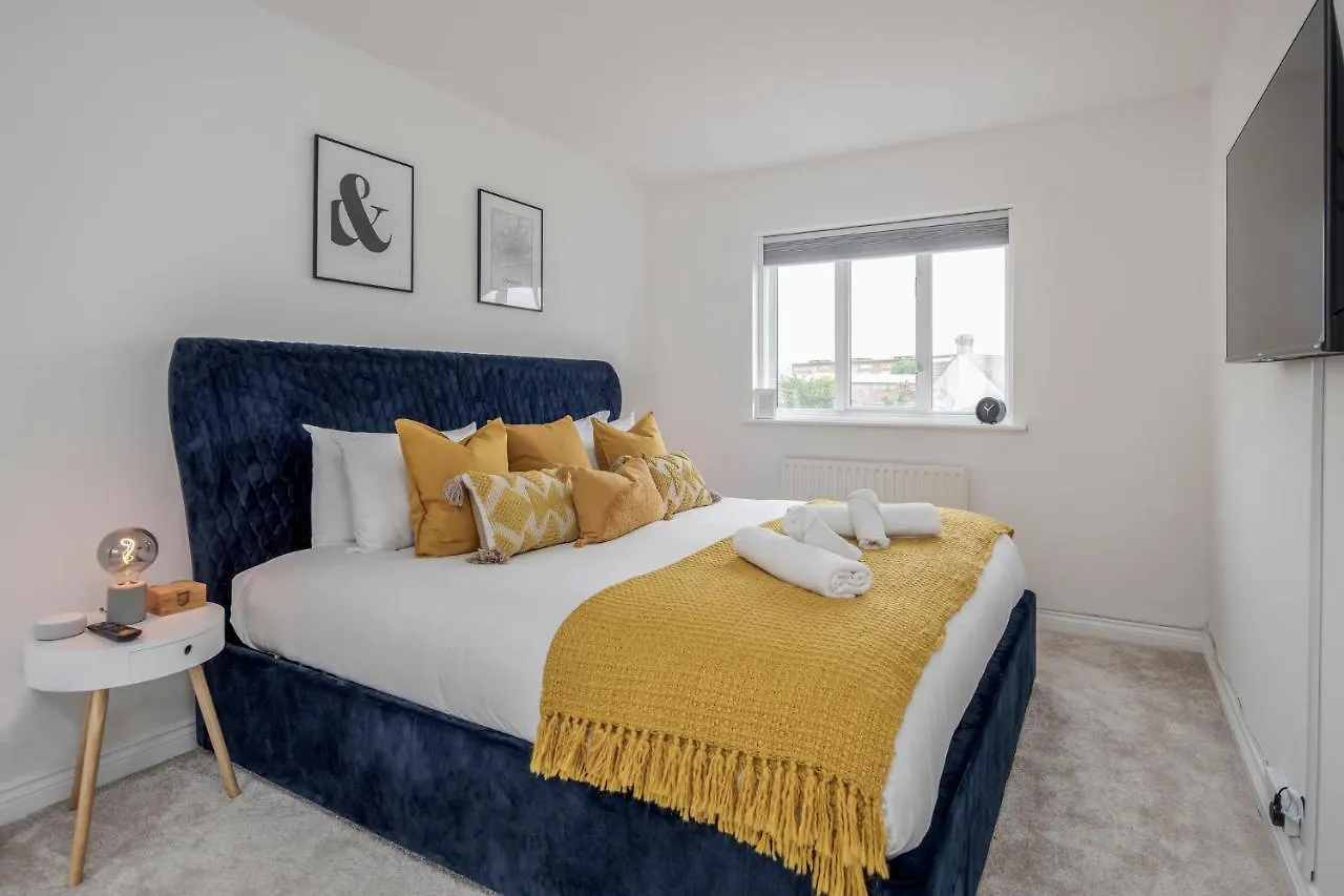 Large Penthouse By Damask Homes With Parking Redbridge Apartment