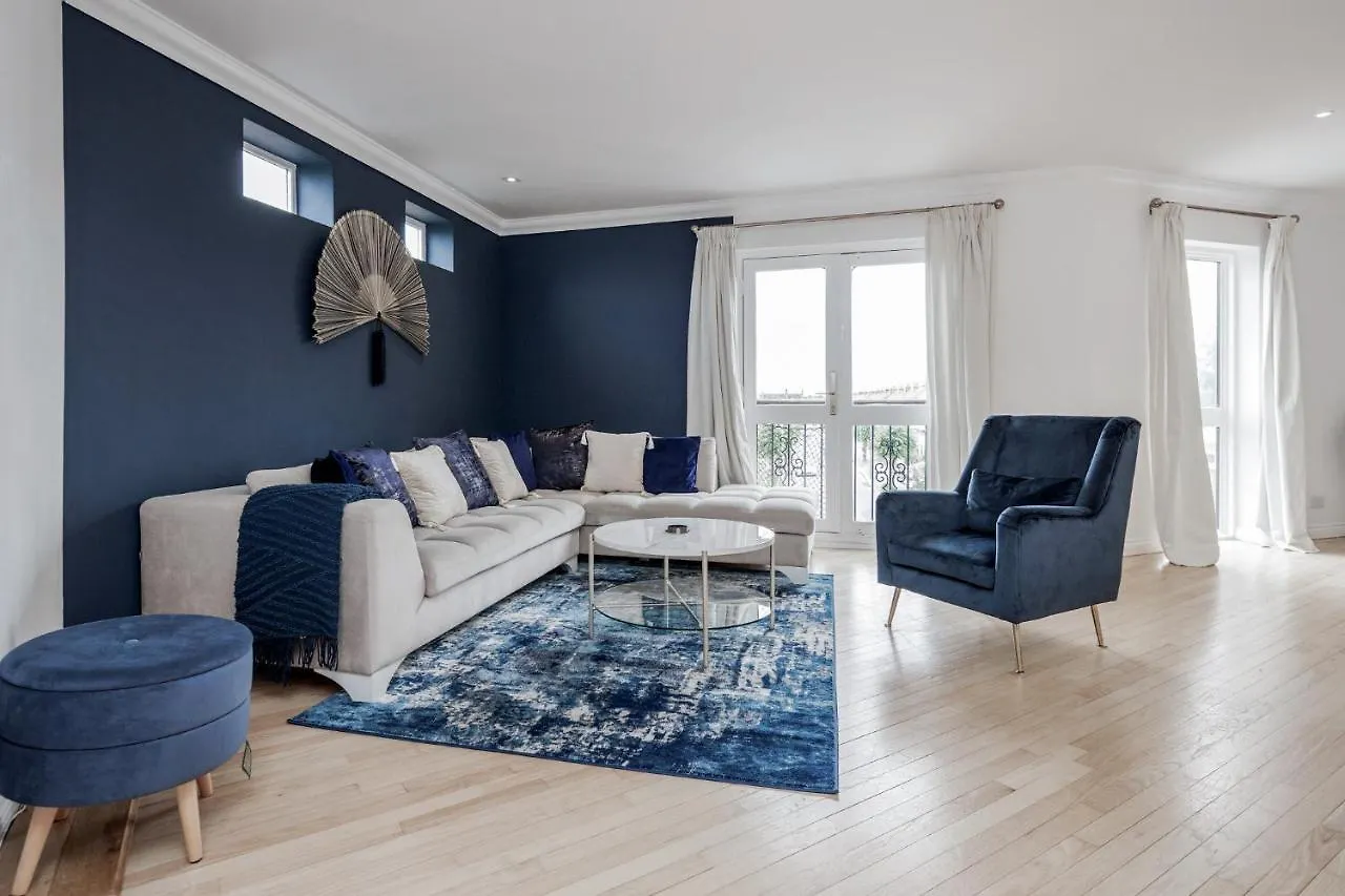Large Penthouse By Damask Homes With Parking Redbridge