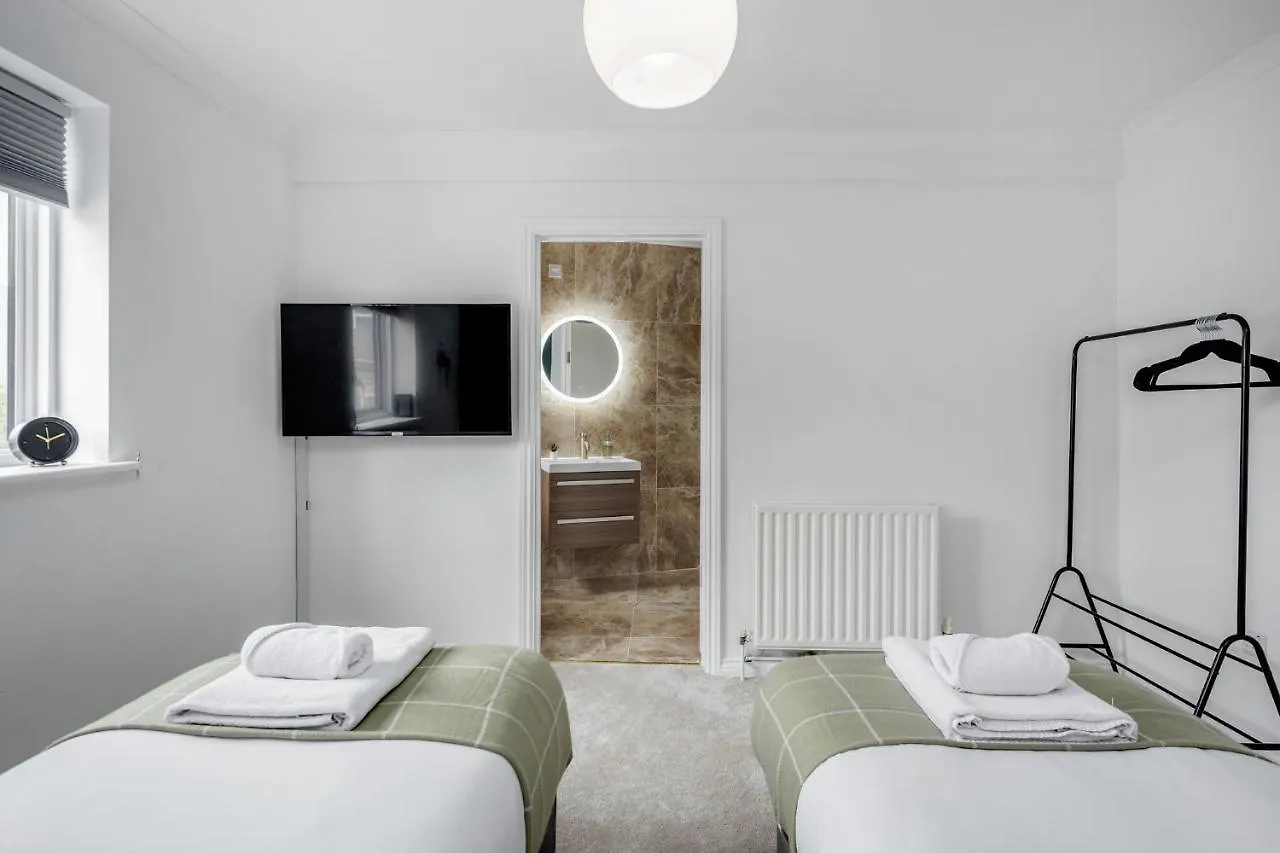 Large Penthouse By Damask Homes With Parking Redbridge Apartment