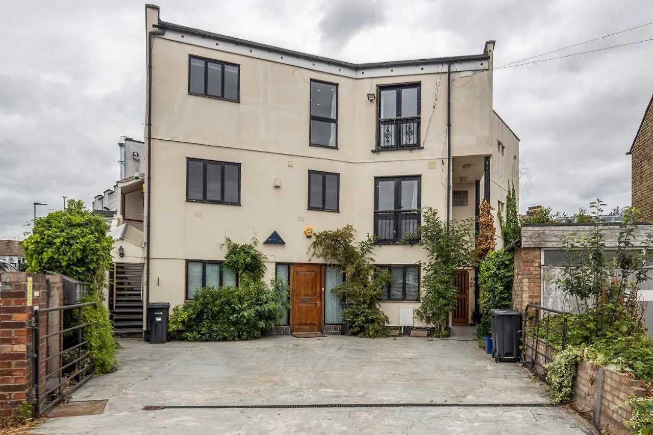 Large Penthouse By Damask Homes With Parking Redbridge Apartment
